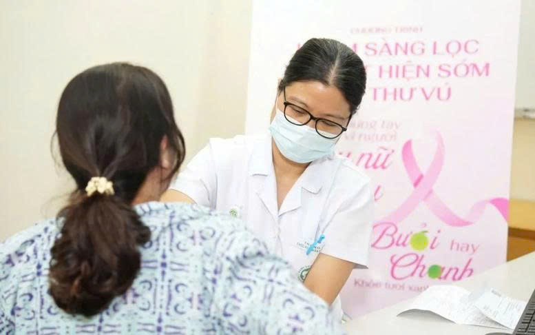 ung-thu-vu-78-17861609667191765124188 Hơn 24.500 phụ nữ mắc ung thư vú mỗi năm, Bộ Y tế hướng dẫn cách sàng lọc 10 phút ngay tại trạm y tế- Ảnh 2.