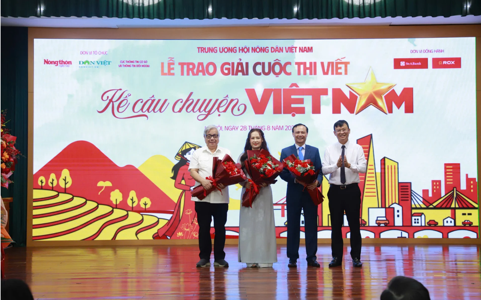 van-hoai-tong-bien-tap-bao-nong-thon-ngay-nay-bao-dien-tu-dan-viet-truong-ban-to-chuc-cuoc-thi-da-tang-hoa-tri-an-cac-thanh-vien-ban-giam-khao-17878930921961626103729 Lễ trao giải 'Kể câu chuyện Việt Nam': Lan tỏa tự hào và khát vọng vươn xa - Ảnh 2.