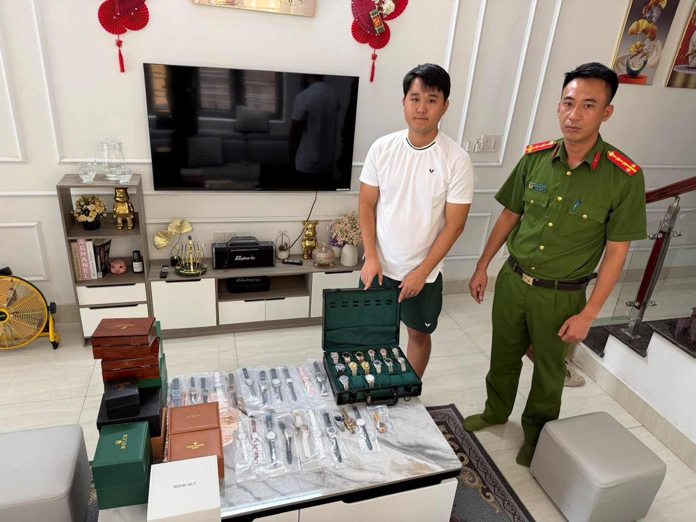 Khởi Tố Vụ Án Buôn Bán Đồng Hồ Giả: Hệ Lụy Khôn Lường