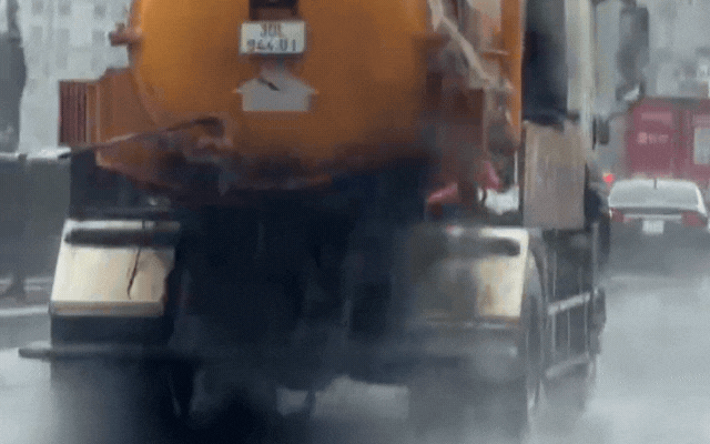 Sự Cố Gây Chú Ý: Xe Bồn Xả Nước Thải Trên Vành Đai 3 Hà Nội Giữa Cơn Mưa