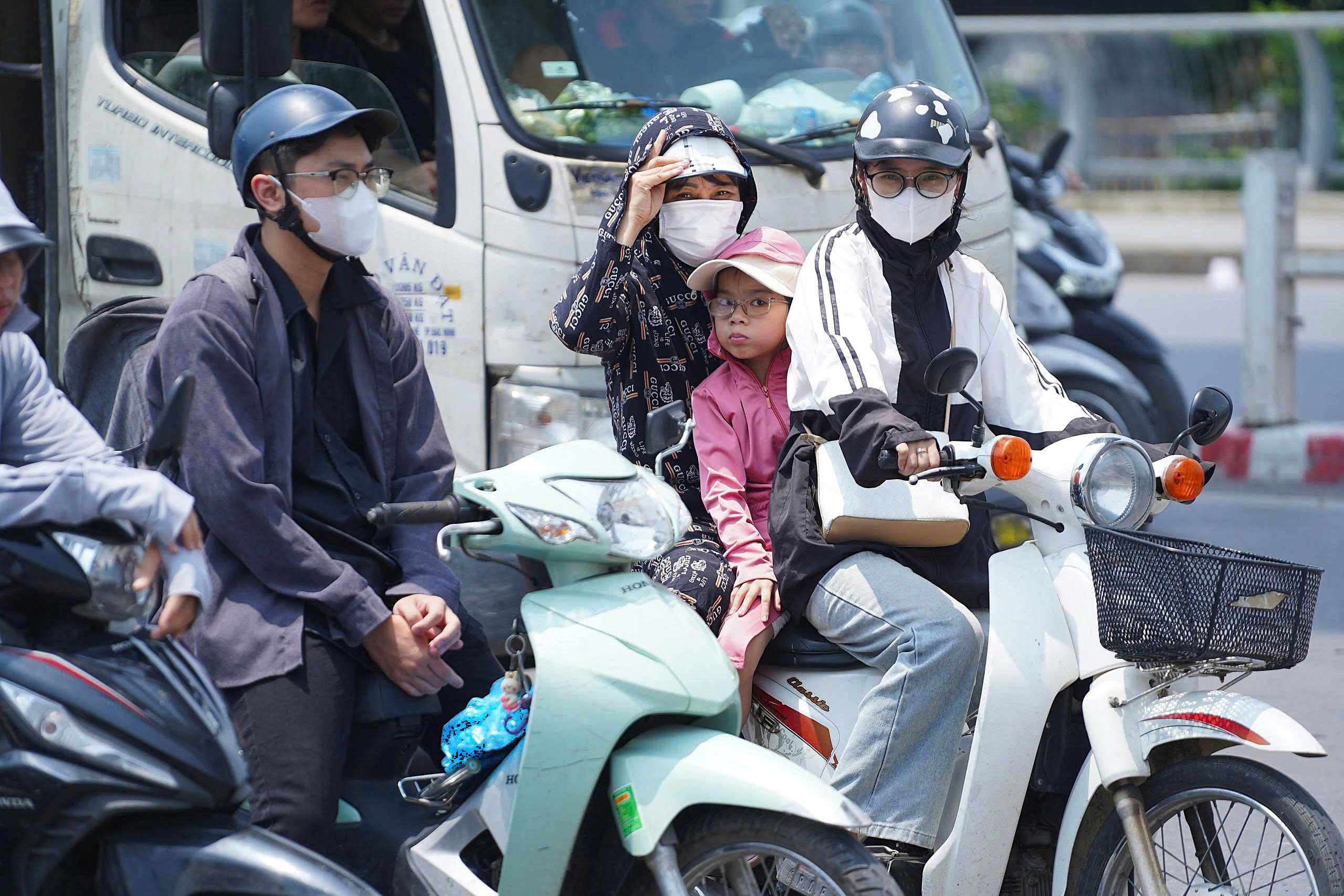 Miền Bắc Đón Nắng Nóng Kèm Theo Tình Trạng Mưa Dông Đột Biến