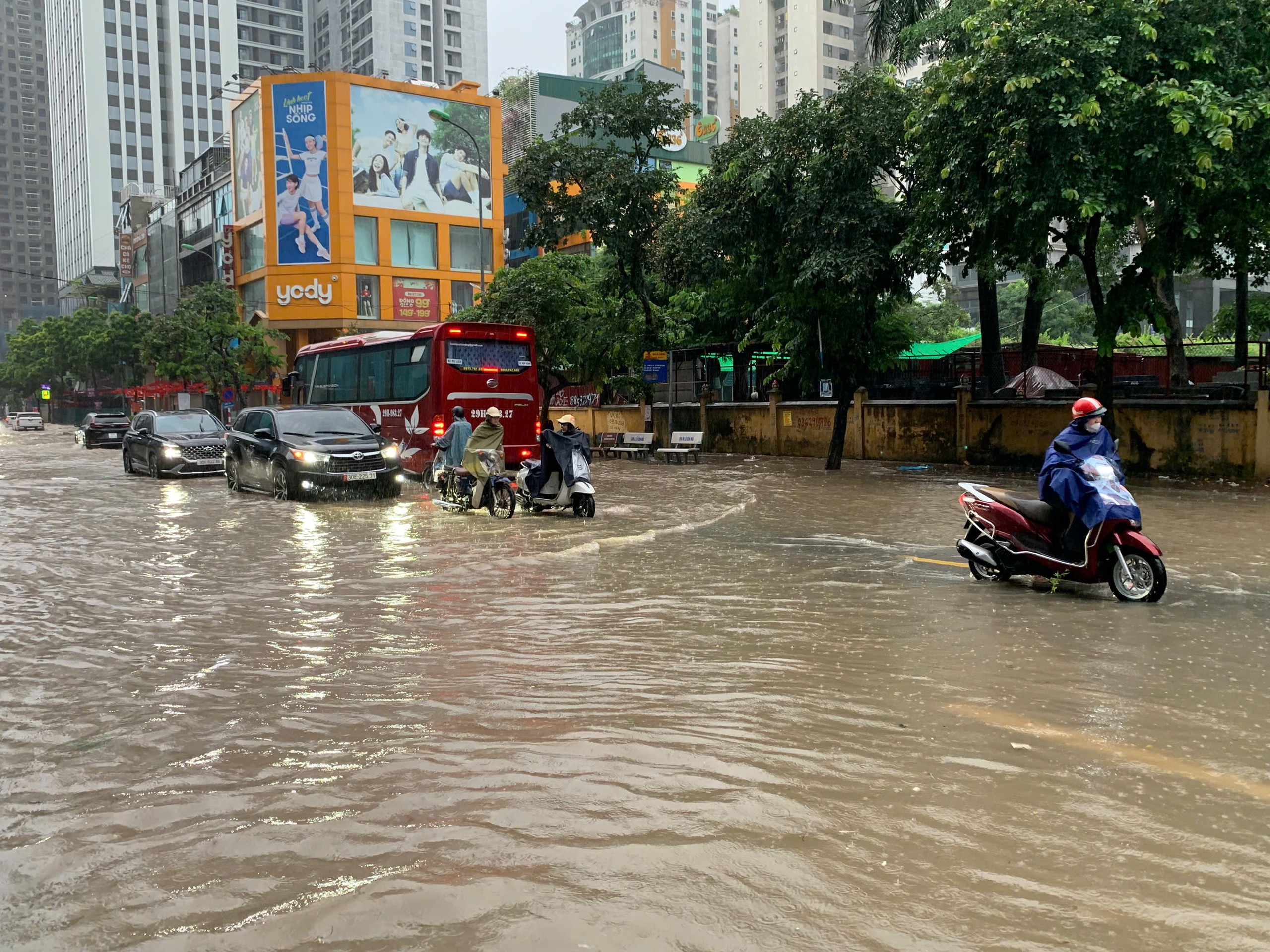 Mưa dông diện rộng: bản đồ mưa, khu vực có nguy cơ và lời khuyên khẩn cấp