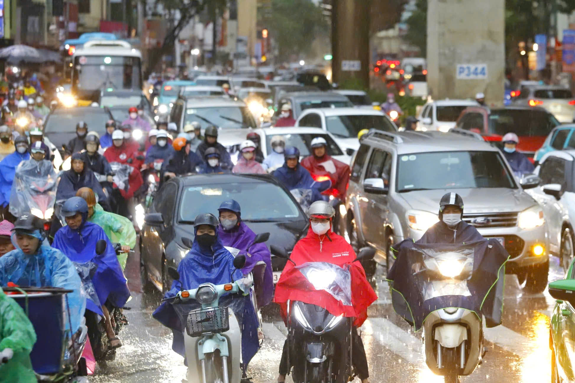 Mưa dông, lốc và sét tại Hà Nội: khu vực nguy cơ và hướng ứng phó khẩn cấp