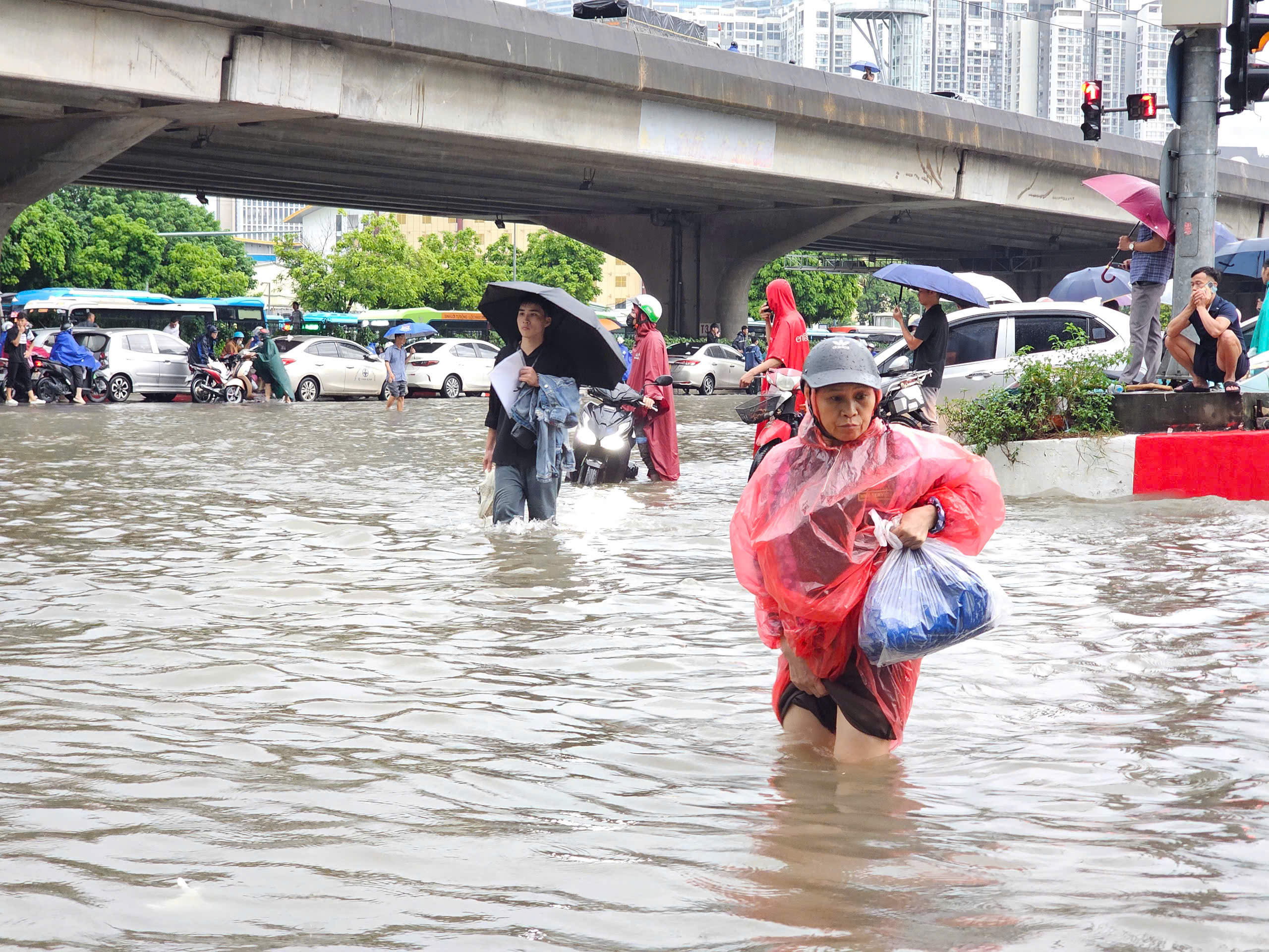 Hà Nội giảm điểm ngập sau mưa lớn: kết quả tạm thời và những câu hỏi đặt ra