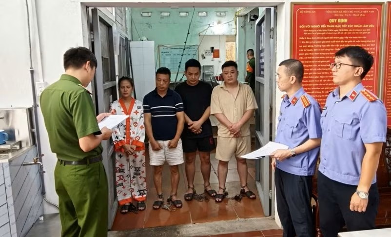 010101-cai-doi-tuong-bi-tam-giam-17883506863901215519718 Tin mới nhất vụ nhóm hành khách hành hung tài xế taxi trong đêm- Ảnh 1.