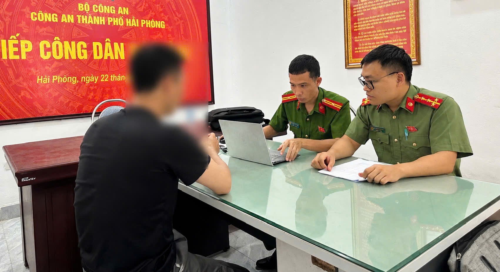 Công an làm việc với người phụ nữ bình luận kỳ thị, chia rẽ vùng miền trên Facebook- Ảnh 2. Công an làm việc với người phụ nữ bình luận kỳ thị, chia rẽ vùng miền trên Facebook- Ảnh 2.