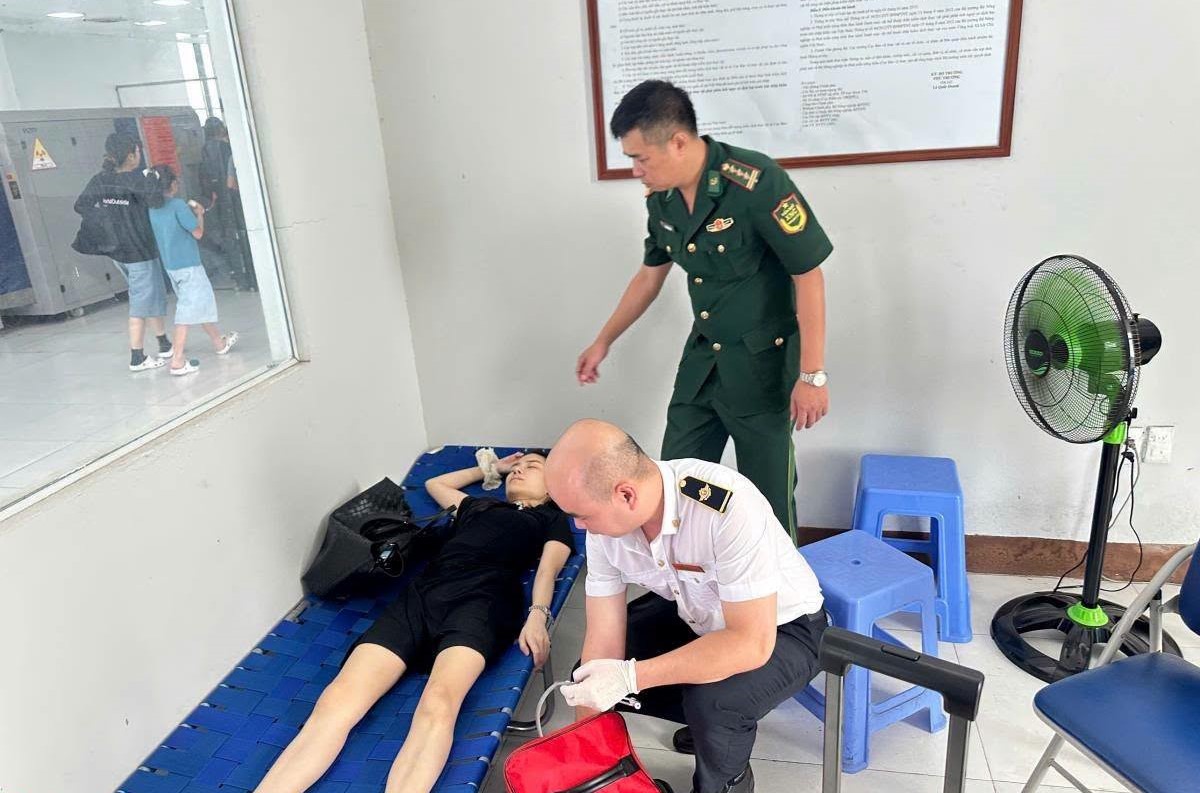 Cấp cứu hành khách Trung Quốc tại cửa khẩu Móng Cái Cấp cứu hành khách Trung Quốc tại cửa khẩu Móng Cái