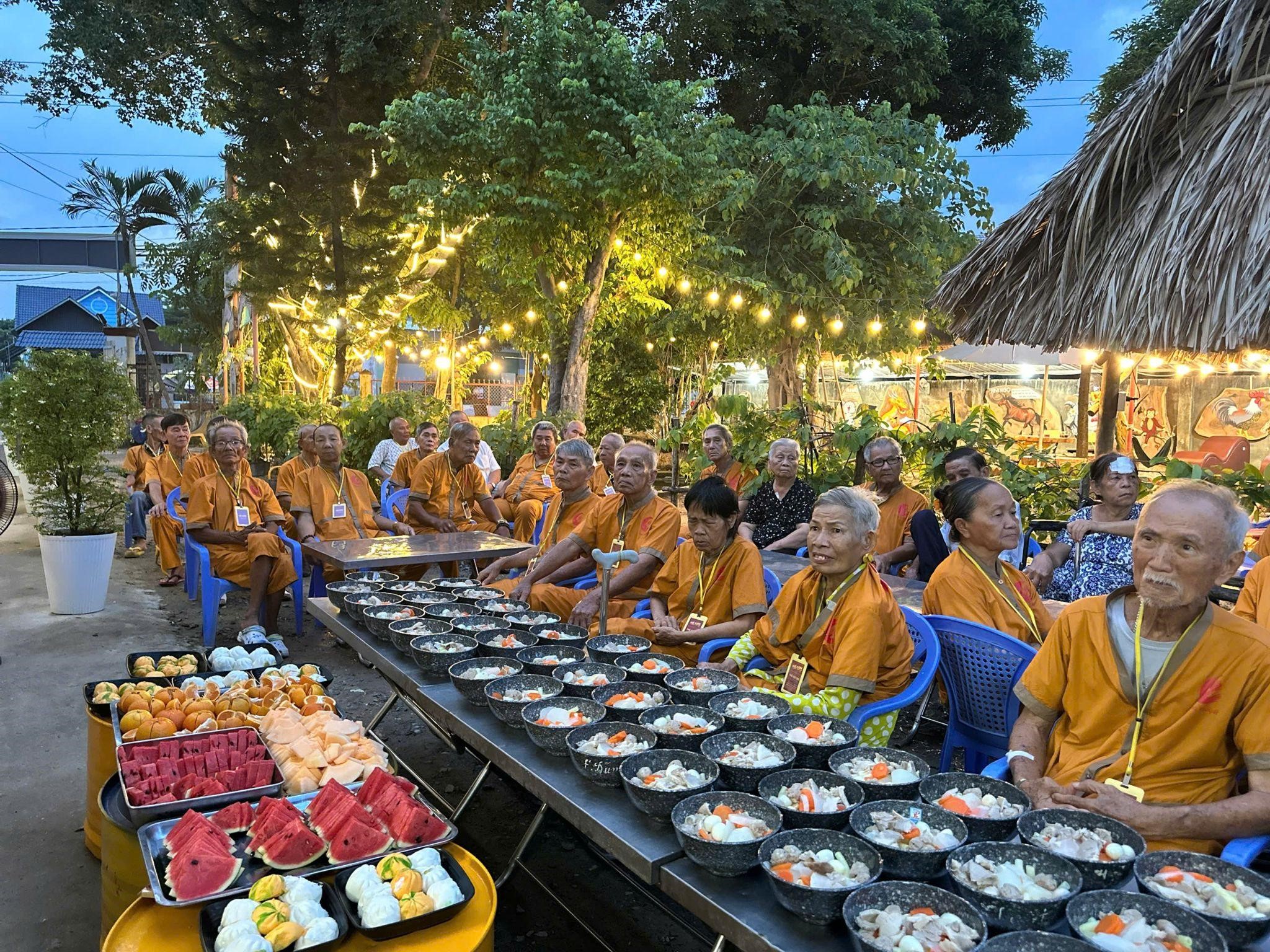 Mang Vu Lan đến mái ấm: 2.000 bữa ăn và hành trình chăm sóc của Quỹ Vầng Trăng Khuyết