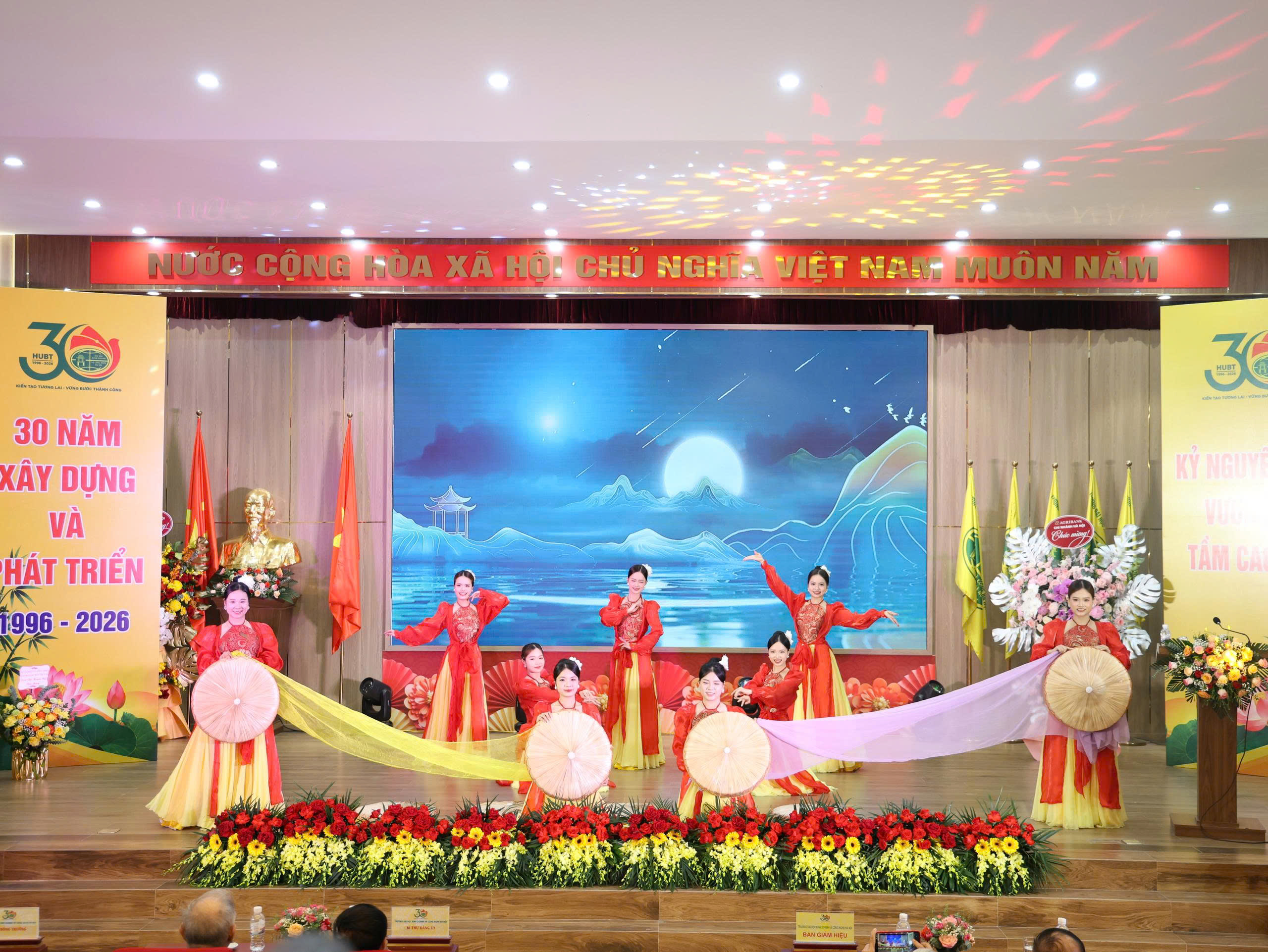 1-1788600164841986293021 HUBT khai giảng năm học mới, mở ra chặng đường phát triển ở tuổi 30- Ảnh 1.