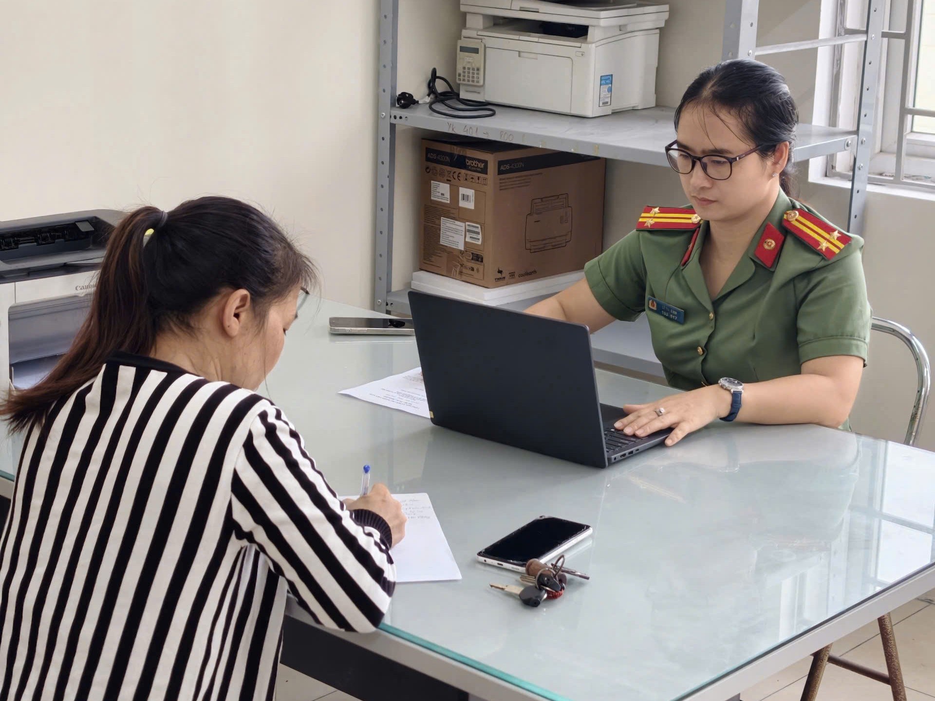 Công an làm việc với người phụ nữ bình luận kỳ thị, chia rẽ vùng miền trên Facebook- Ảnh 1. Công an làm việc với người phụ nữ bình luận kỳ thị, chia rẽ vùng miền trên Facebook- Ảnh 1.