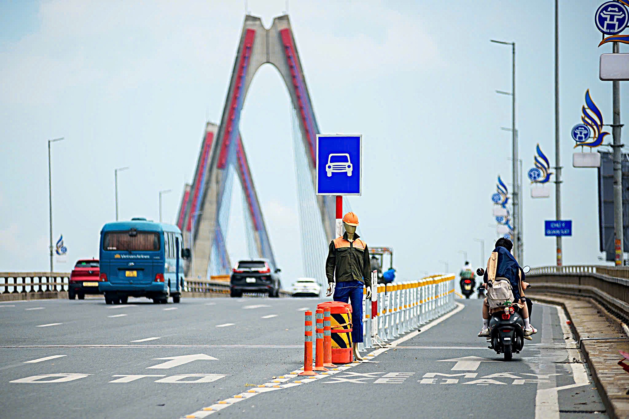 An Toàn Giao Thông Trên Các Cây Cầu Ở Hà Nội: Tăng Cường Biện Pháp Xử Lý Vi Phạm