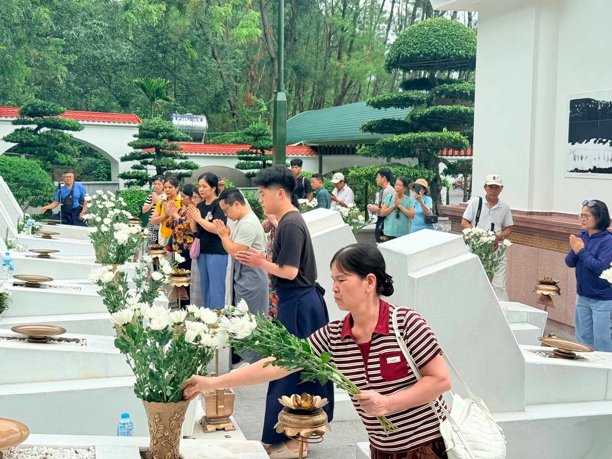 Ngã ba Đồng Lộc – nơi tưởng niệm các nữ thanh niên xung phong Dòng người về Ngã ba Đồng Lộc tri ân dịp lễ - Ảnh 4.