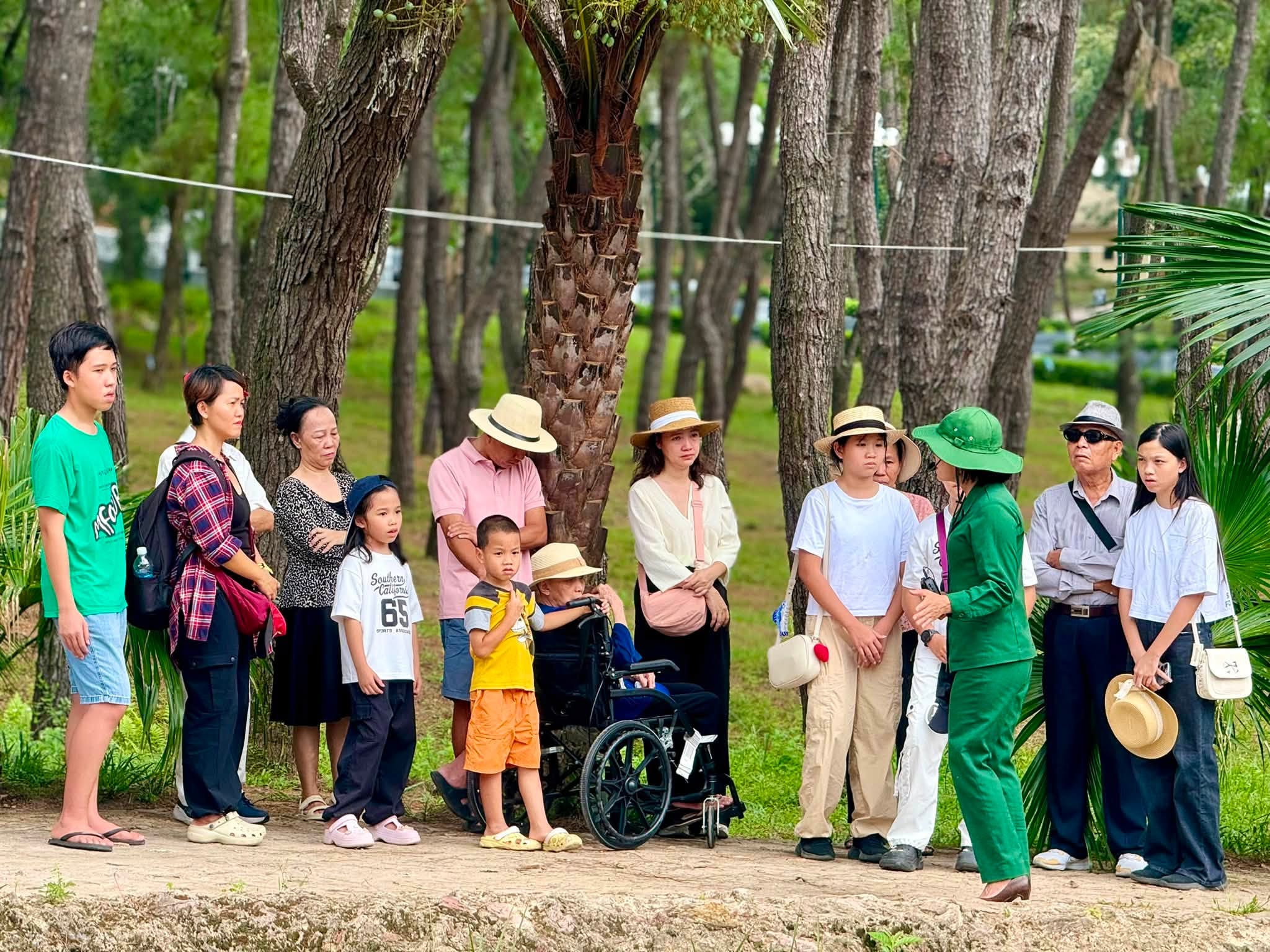 Tình cảm của du khách dành cho các anh hùng liệt sĩ Dòng người về Ngã ba Đồng Lộc tri ân dịp lễ - Ảnh 3.
