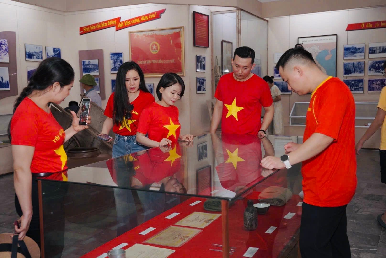 Tìm hiểu lịch sử tại Ngã ba Đồng Lộc Dòng người về Ngã ba Đồng Lộc tri ân dịp lễ - Ảnh 7.