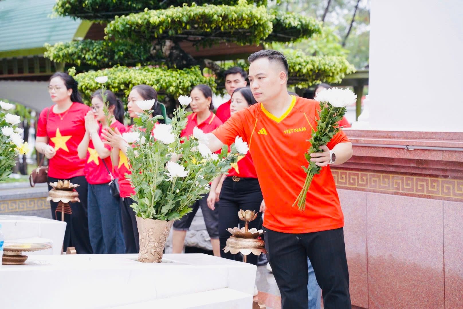 Du khách viếng thăm khu mộ các chiến sĩ hy sinh Dòng người về Ngã ba Đồng Lộc tri ân dịp lễ - Ảnh 6.