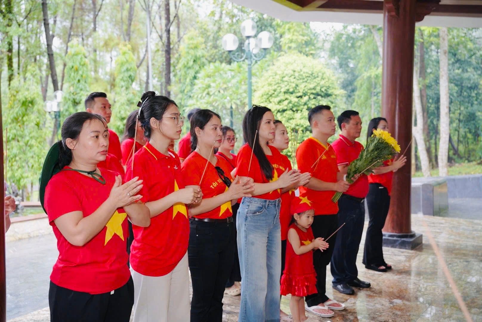 Đông đảo du khách về tri ân tại Ngã ba Đồng Lộc Dòng người về Ngã ba Đồng Lộc tri ân dịp lễ - Ảnh 2.