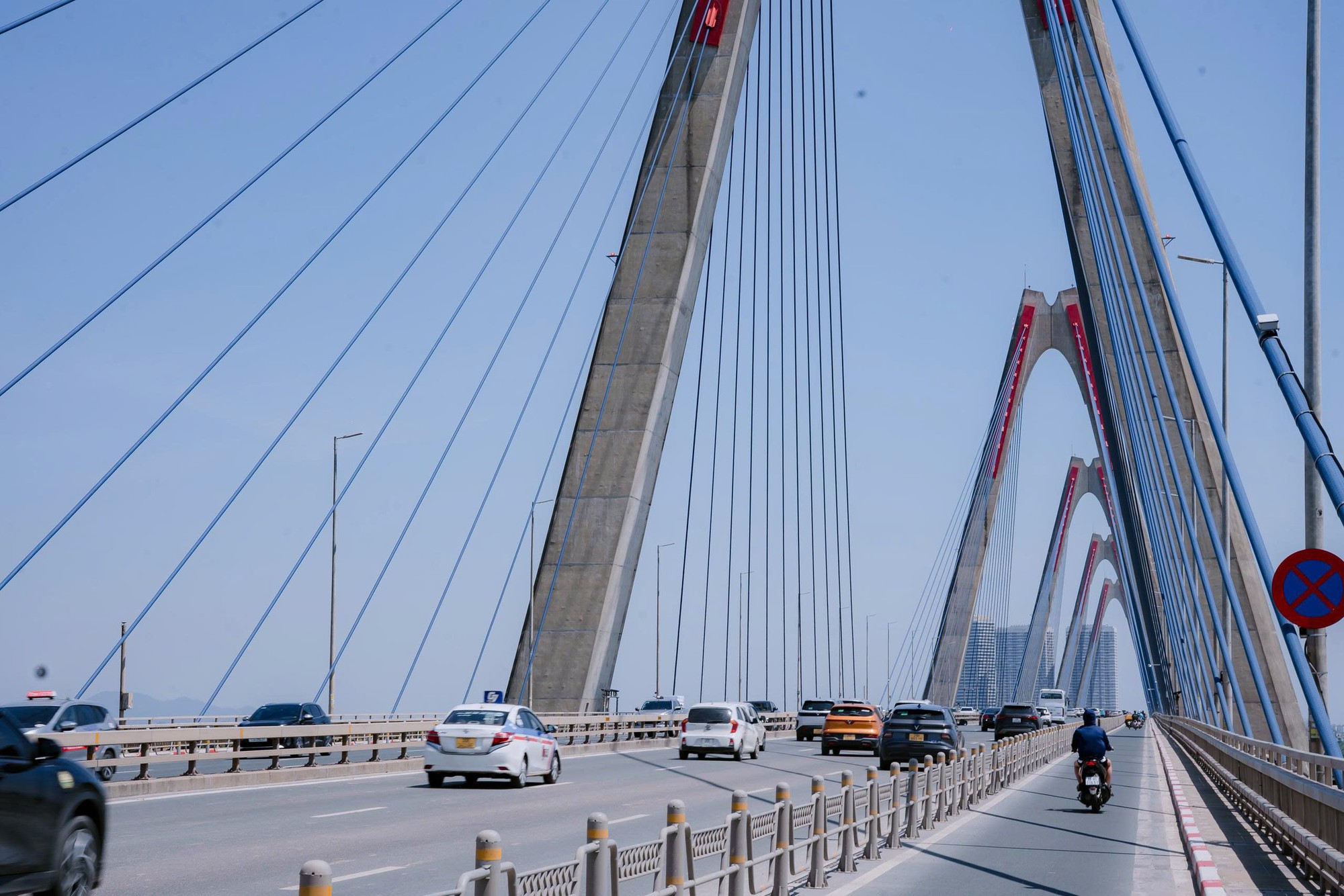 Thay Đổi Tổ Chức Giao Thông Tại Cầu Nhật Tân: Điều Cần Biết Để Bảo Đảm An Toàn