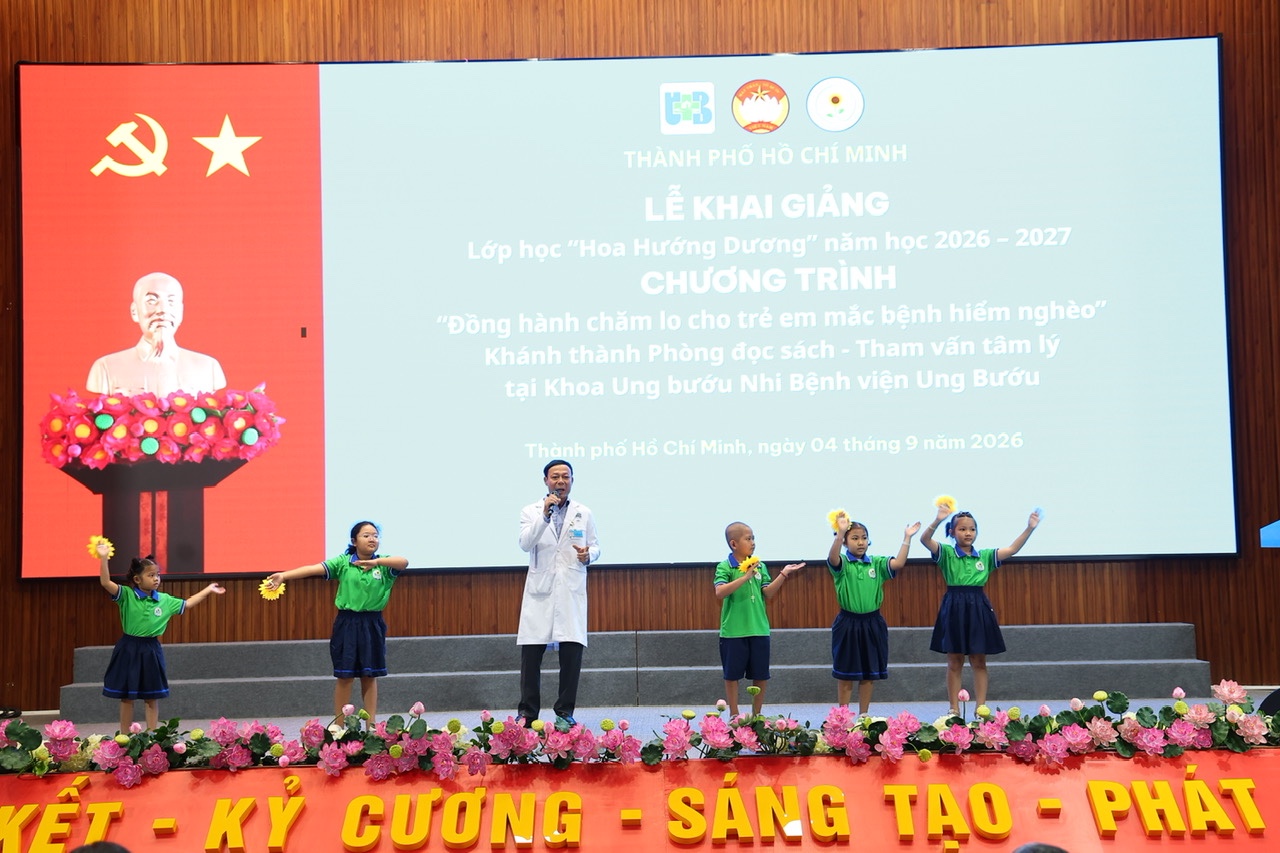Khai giảng giữa hành lang: khi tiếng hát biến bệnh viện thành lớp học