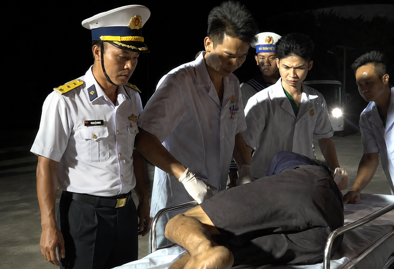 Khẩn Cấp Cứu Ngư Dân Gặp Tai Nạn Chấn Thương Nặng Tại Biển Khánh Hòa