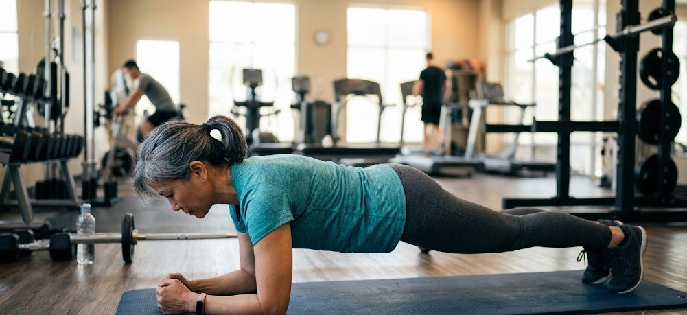plank-2-178782025460750908794 Phụ nữ sau 50 tuổi có cơ sàn chậu yếu: Có nên tập plank? - Ảnh 1.