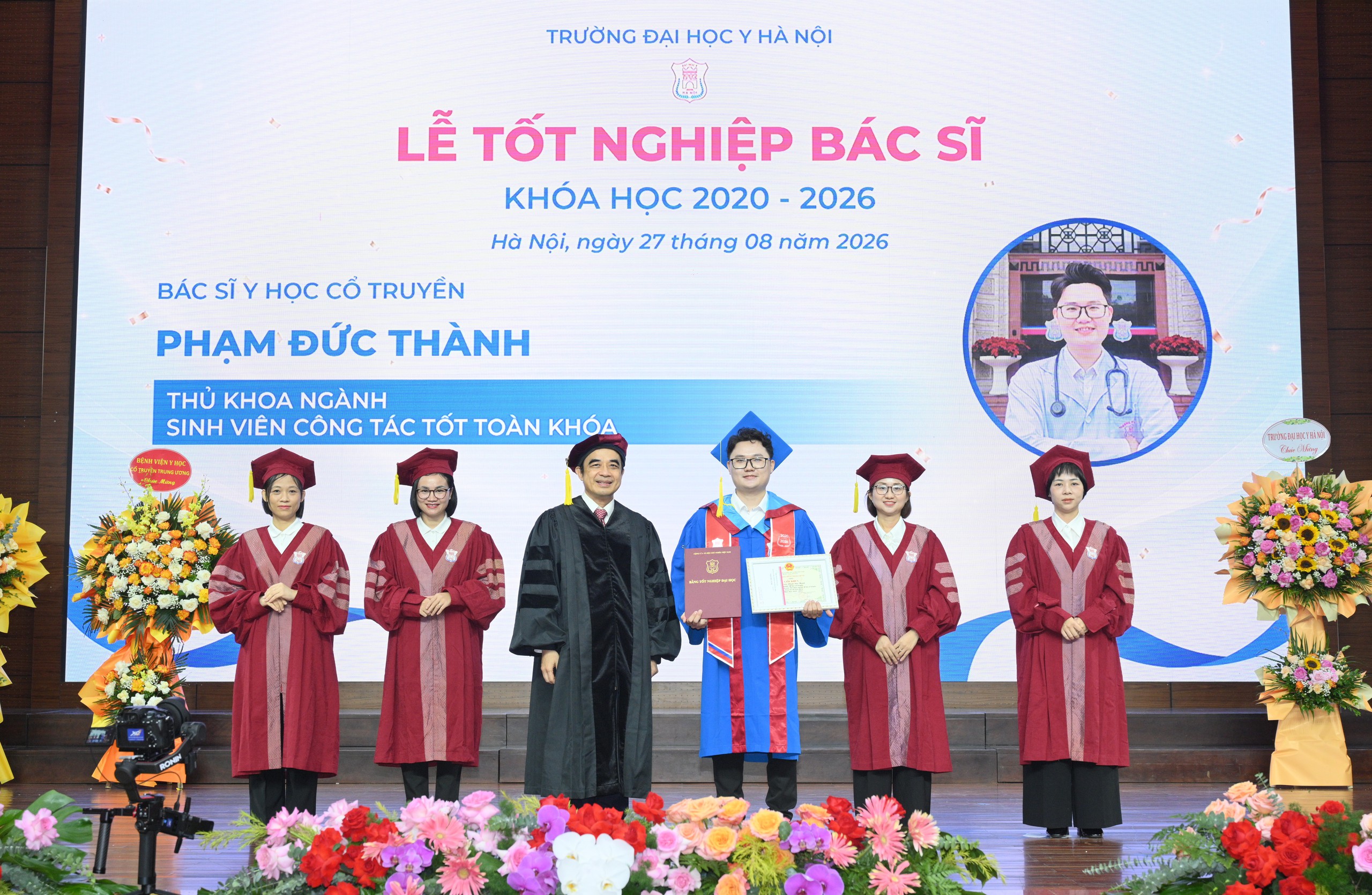 trao-bangthanh-1788151762182113800325 Hành Trình Của Thủ Khoa Y Học Cổ Truyền- Ảnh 1.