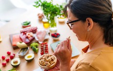 Giảm cholesterol bằng chế độ ăn: chiến lược ăn uống thực tế và dễ áp dụng