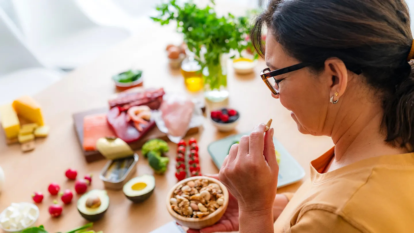 woman-eating-keto-depression-reduction-jpg-1788497046067465095149 Phát hiện chế độ ăn giúp giảm 67% mỡ gan và đảo ngược tiền đái tháo đường - Ảnh 1.